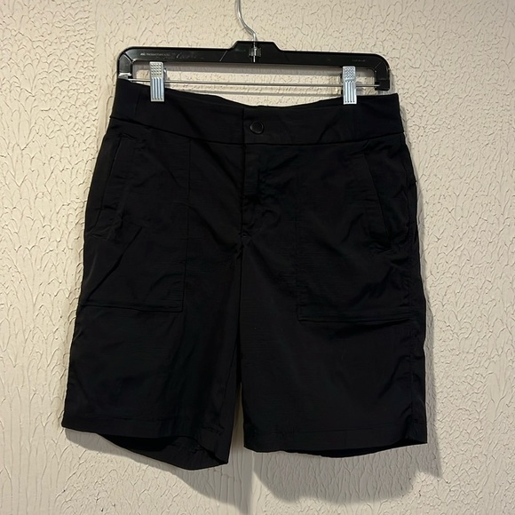 Athleta Trekkie North Mid Rise Black Bermuda shorts size 4 - Picture 4 of 14